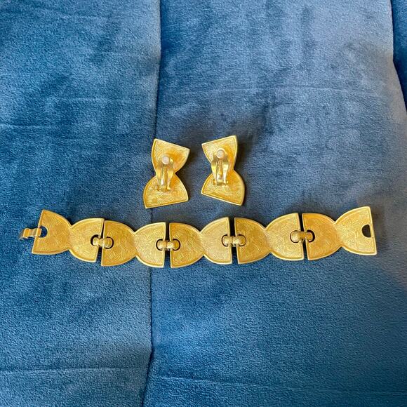Vintage Givenchy Hourglass Gold Tone Link Bracelet & Clip Earrings Set 80s - Picture 5 of 11